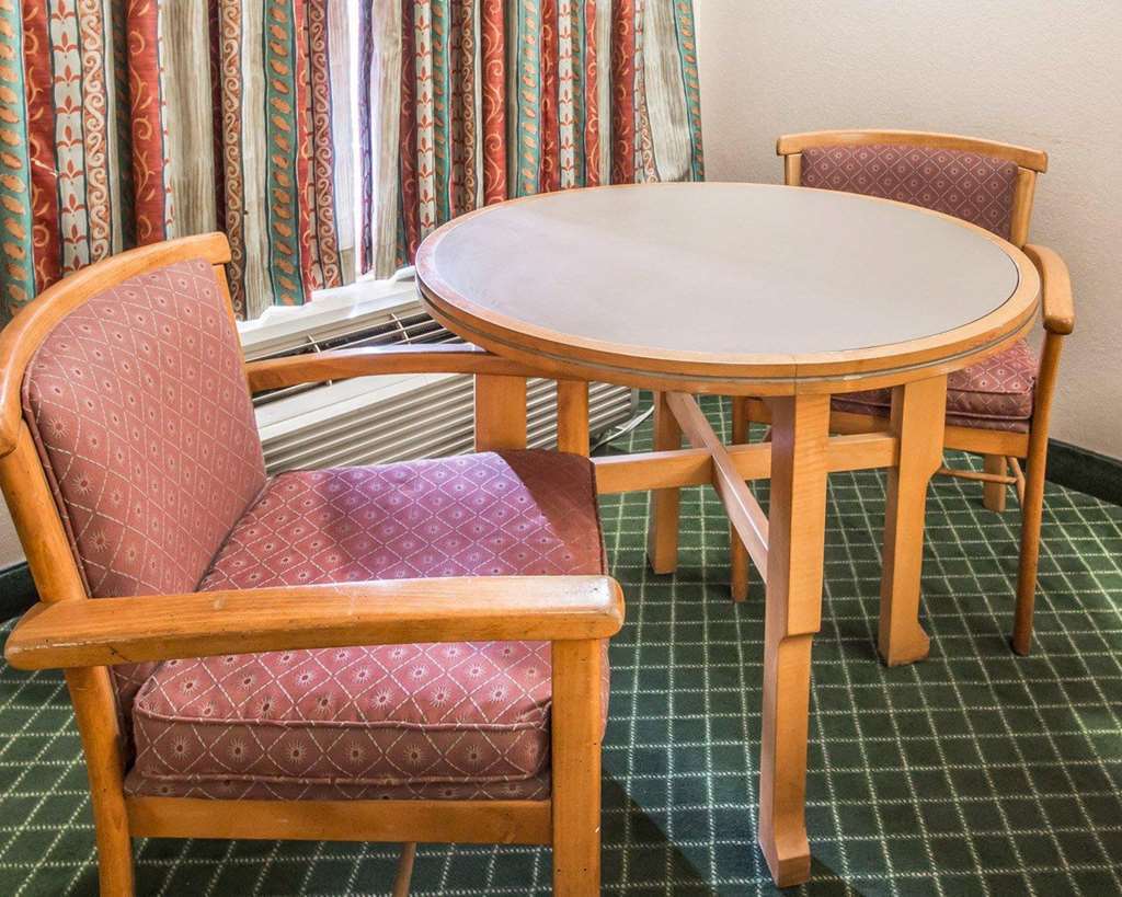 Econo Lodge Pooler - Savannah I-95 Интерьер фото